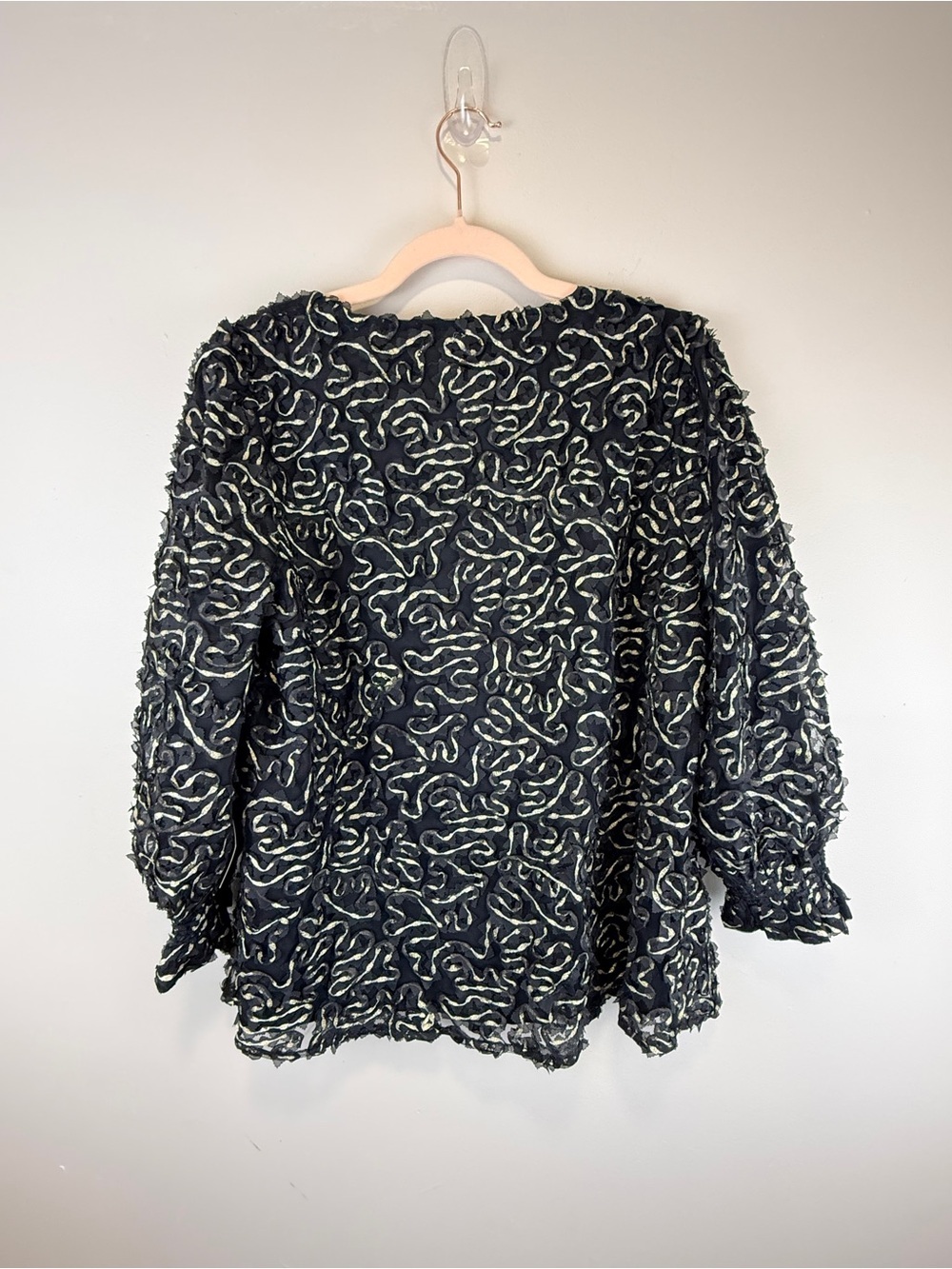 Tuckernuck Black Gold Textured Peplum Blouse Puff Sleeve Top NWT Large - Picture 5 of 10
